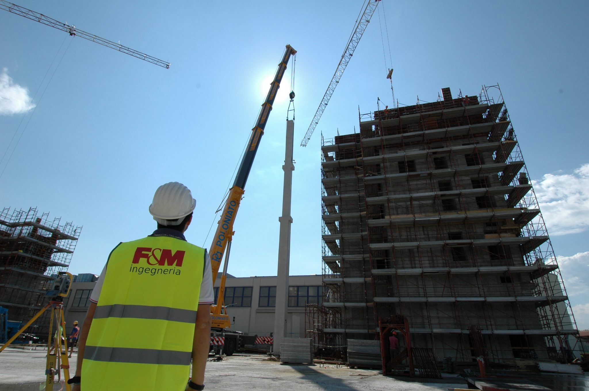 Posa in opera dei pilastri prefabbricati con h 30 m nel cantiere Stevanato Group