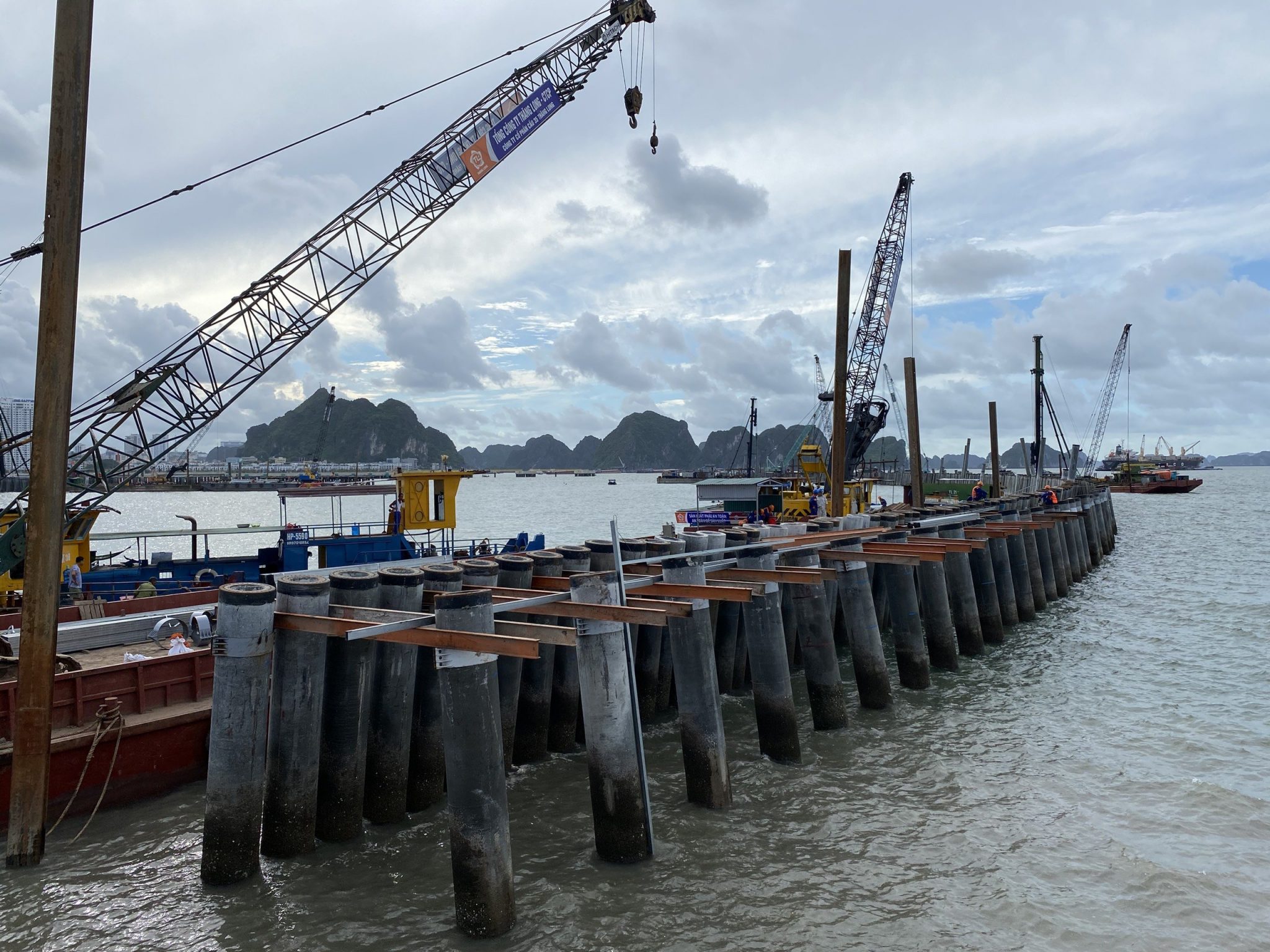 Work in progress nella baia di Ha Long in Vietnam