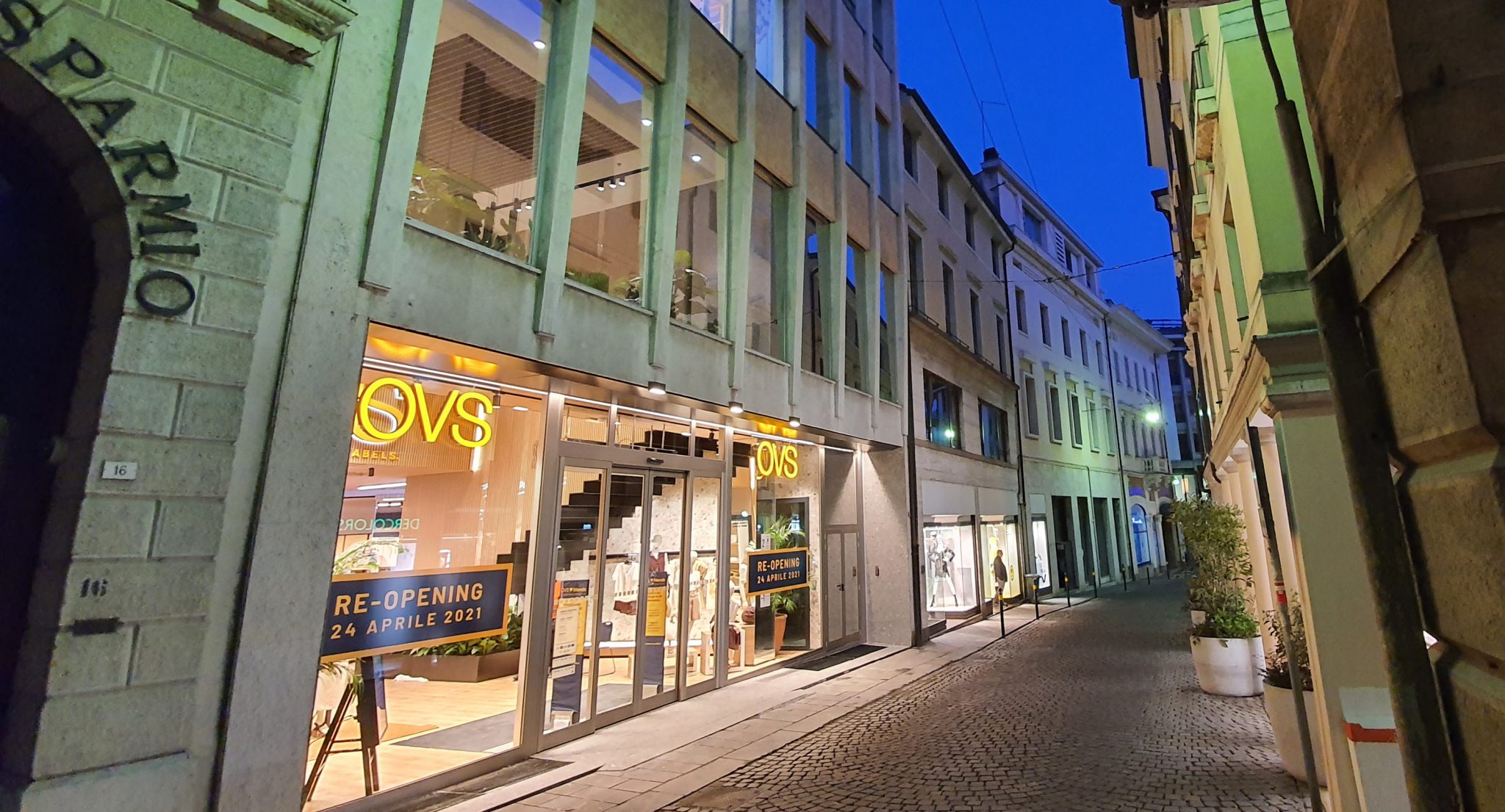 APRE OVS STORE DESIGN TREVISO