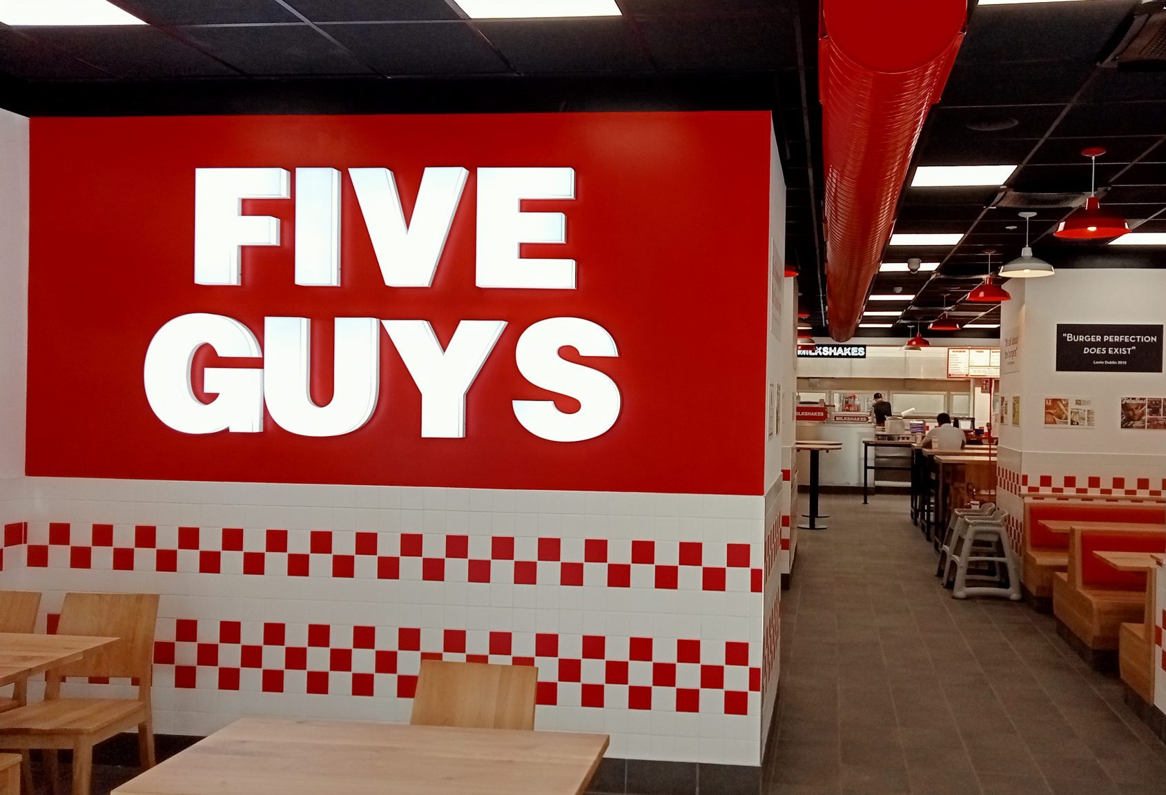 Five Guys has opened its fourth restaurant in Corso Buenos Aires, Milan!