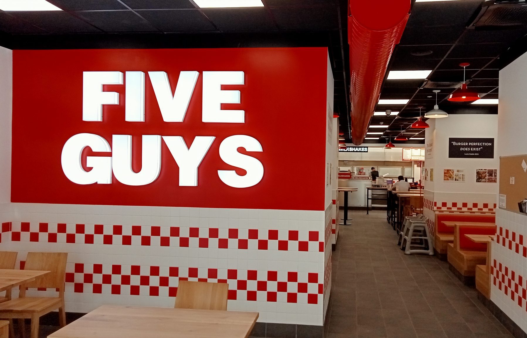 Aperto il quarto Five Guys di Milano!