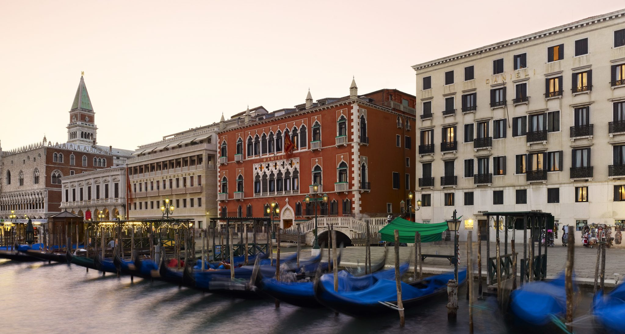 Riapre le porte il Danieli Four Seasons Hotel, simbolo dell’ospitalità veneziana, dopo un importante intervento di riqualificazione.