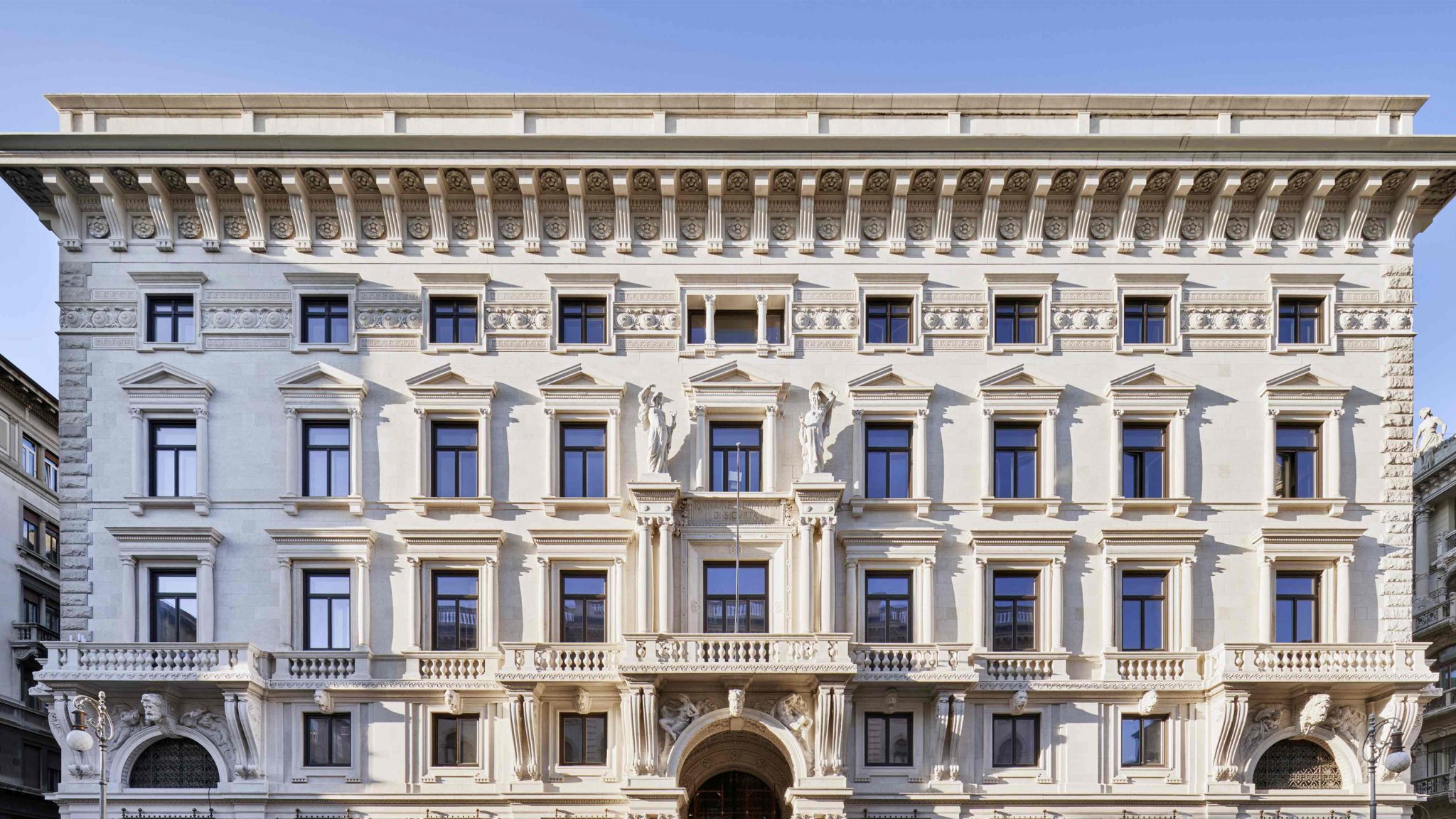 Restoration of the Allianz Building for new Double Tree by Hilton