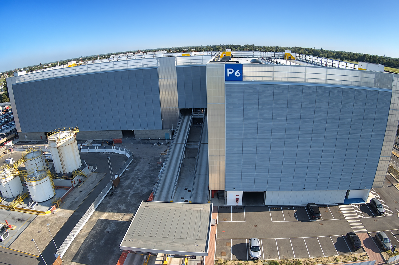 The second wing of the P6 Smart multi-story parking garage at Bologna Airport has been inaugurated.